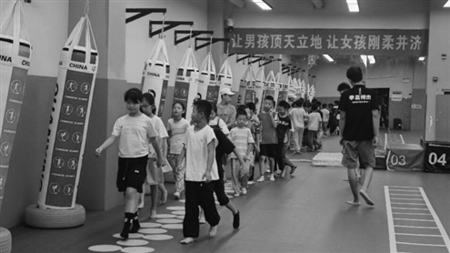 搏击馆里,孩子们感受运动的力量与规则的重要性